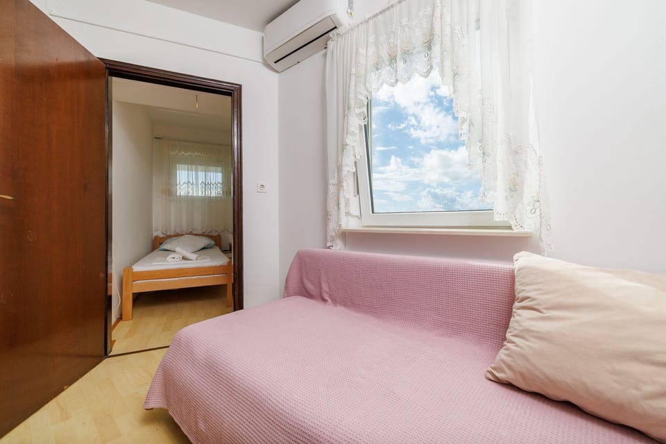 Beschauliches Apartment nur 500 Meter zum Strand mit Meerblick und Waschmaschine Apartment in Crikvenica