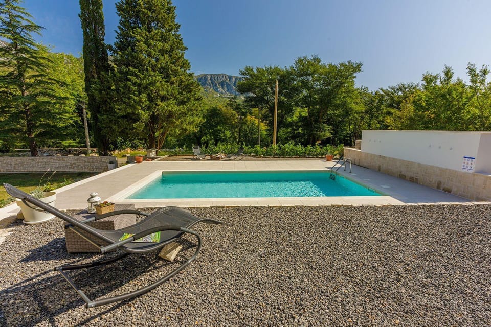 Bezauberndes Apartment mit mediterranem Garten, Pool, Hochstuhl, Babybett, BBQ Apartment in Primorje-Gorski Kotar County