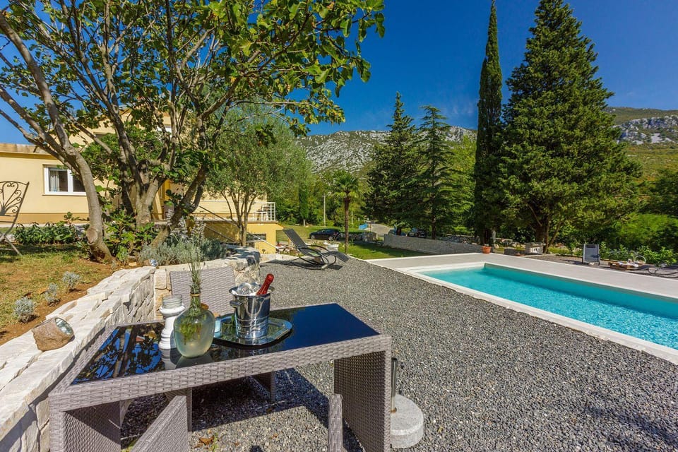 Bezauberndes Apartment mit mediterranem Garten, Pool, Hochstuhl, Babybett, BBQ Apartment in Primorje-Gorski Kotar County