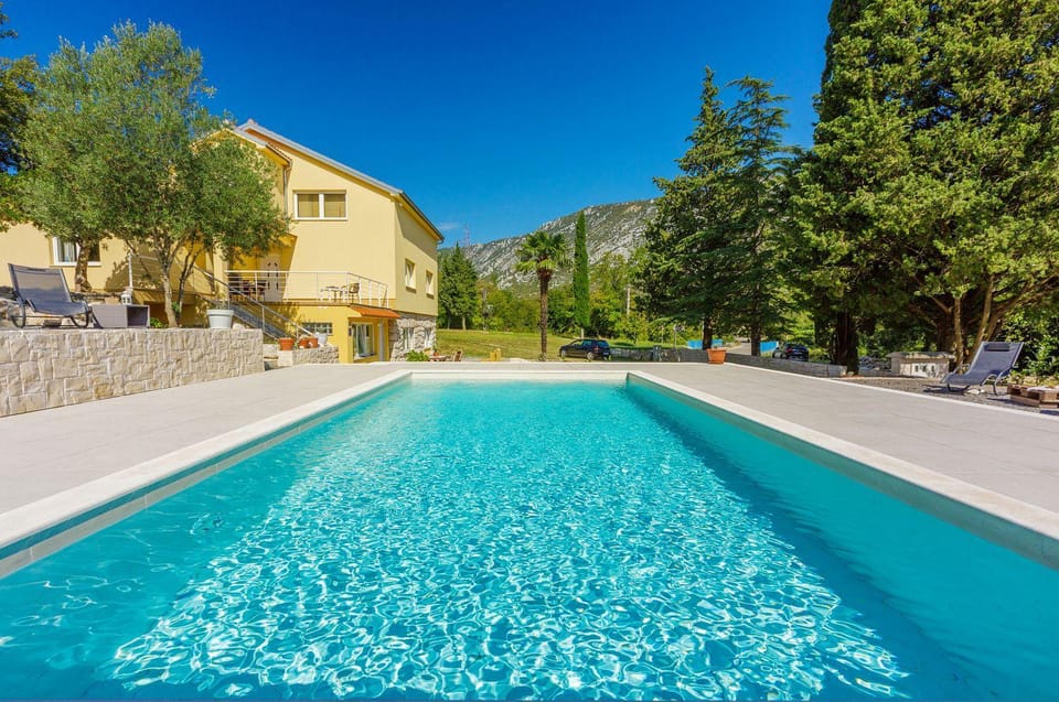 Bezauberndes Apartment mit mediterranem Garten, Pool, Hochstuhl, Babybett, BBQ Apartment in Primorje-Gorski Kotar County