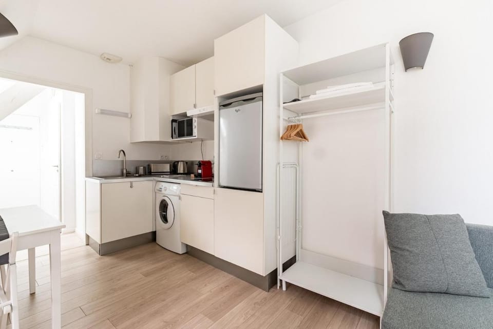 Coffee/tea facilities, Kitchen or kitchenette, stove