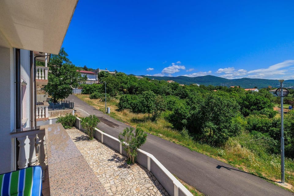Haustierfreundliches Apartment nur 470 Meter zum Strand mit Babybett und Hochstuhl Apartment in Lika-Senj County
