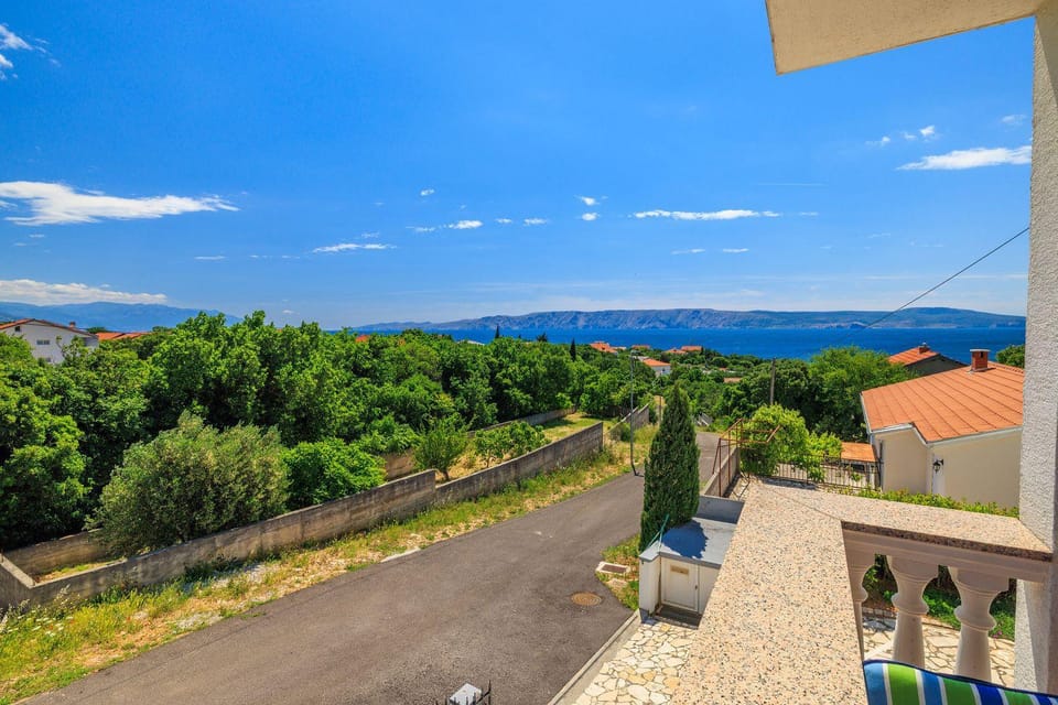 Haustierfreundliches Apartment nur 470 Meter zum Strand mit Babybett und Hochstuhl Apartment in Lika-Senj County