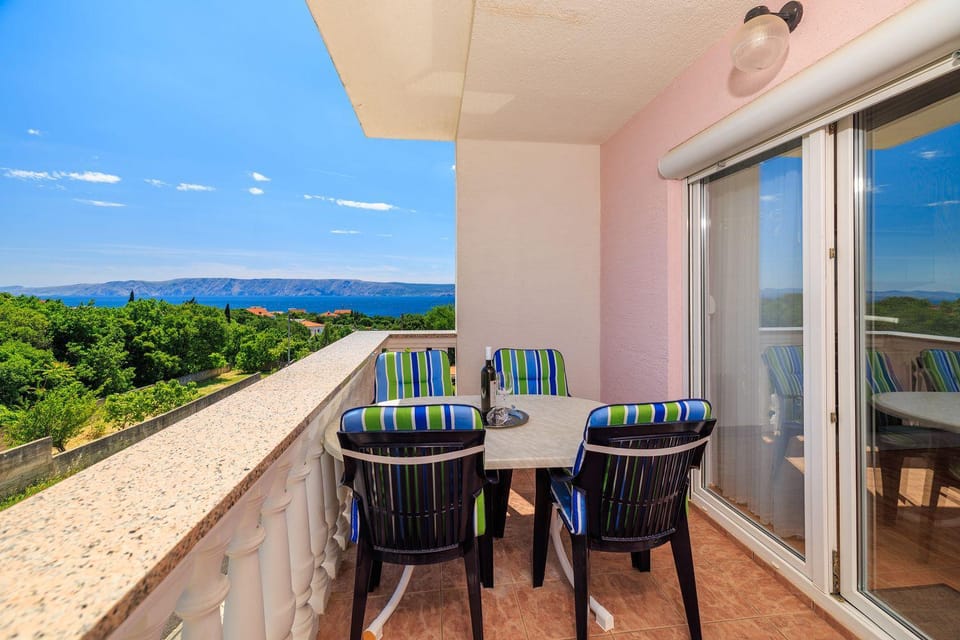 Haustierfreundliches Apartment nur 470 Meter zum Strand mit Babybett und Hochstuhl Apartment in Lika-Senj County