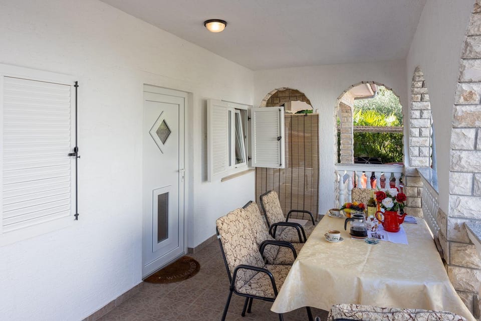 Mediterranes Apartment nur 750 Meter zum Strand mit Grill, Klima, WiFi Apartment in Primorje-Gorski Kotar County