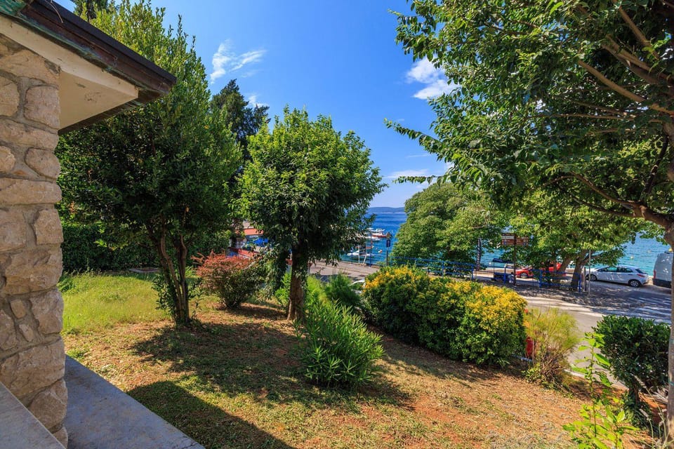 Faszinierendes Apartment nur 50 Meter zum Strand mit Meerblick, Waschmaschine, Klima, WiFi Apartment in Primorje-Gorski Kotar County