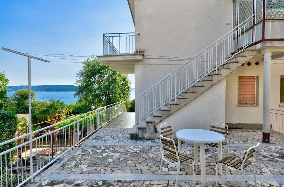 Rustikales Apartment nur 100 Meter zum Strand mit Meerblick, Balkon, Terrasse, Klima Apartment in Crikvenica