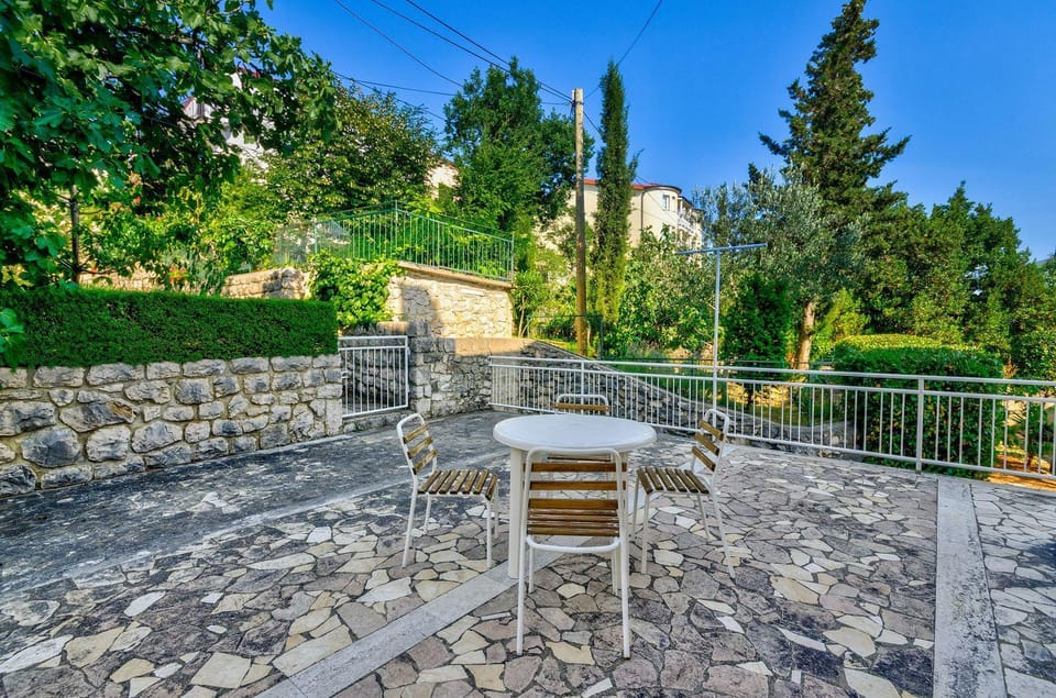 Rustikales Apartment nur 100 Meter zum Strand mit Meerblick, Balkon, Terrasse, Klima Apartment in Crikvenica