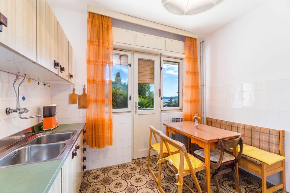 Rustikales Apartment nur 100 Meter zum Strand mit Meerblick, Balkon, Terrasse, Klima Apartment in Crikvenica