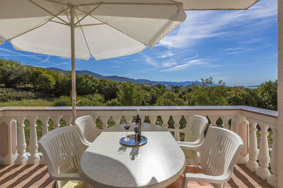 Hundefreundliches Apartment nur 470 Meter zum Strand mit Babybett und Meerblick Apartment in Lika-Senj County