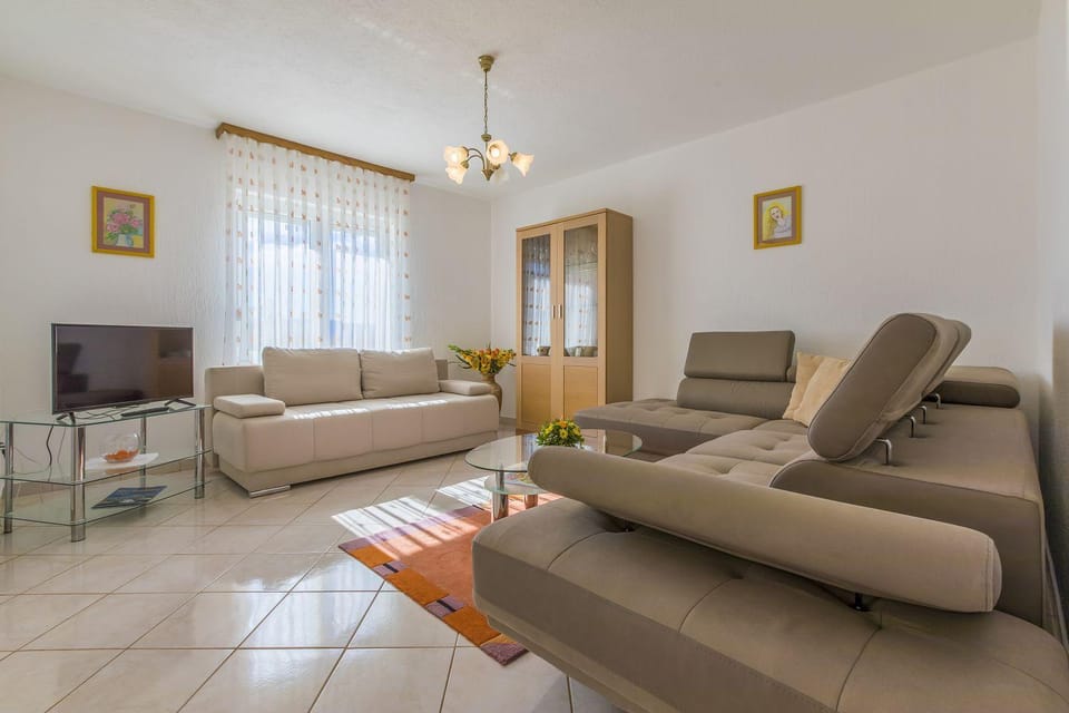 Hundefreundliches Apartment nur 470 Meter zum Strand mit Babybett und Meerblick Apartment in Lika-Senj County