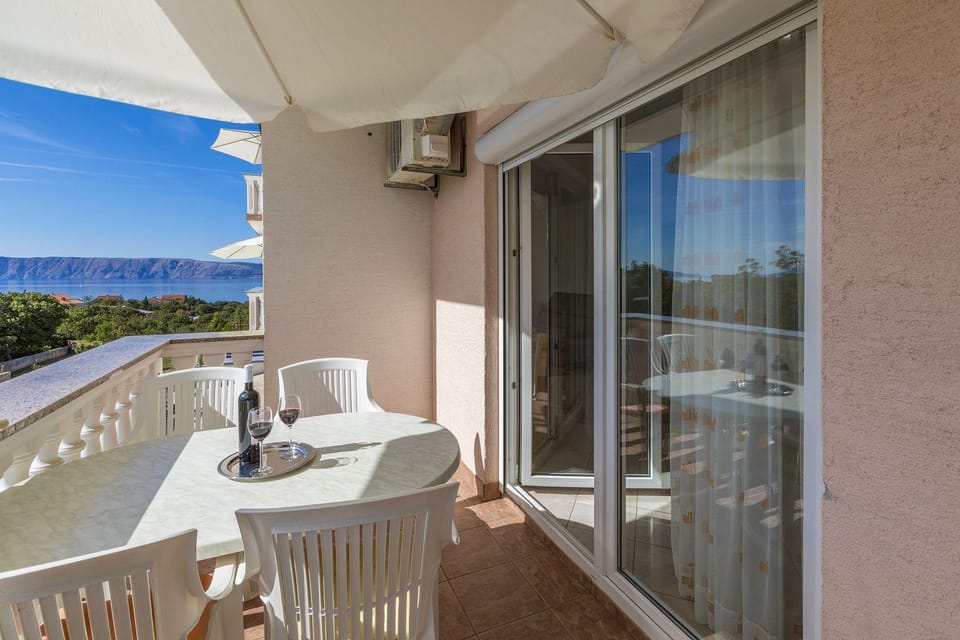 Hundefreundliches Apartment nur 470 Meter zum Strand mit Babybett und Meerblick Apartment in Lika-Senj County
