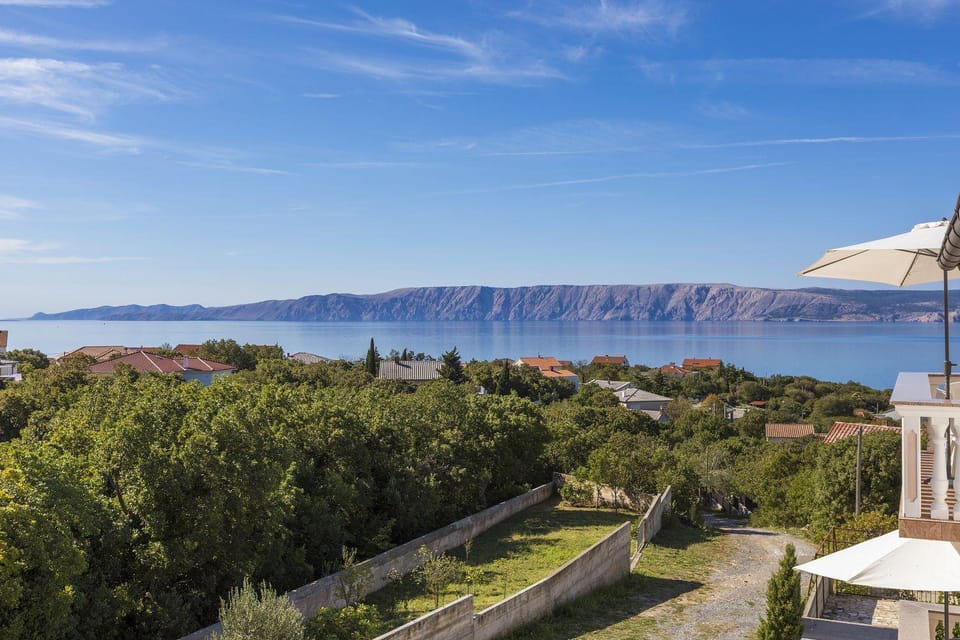Idyllisches Apartment nur 470 Meter zum Strand mit Meerblick, Babybett - Hunde willkommen Apartment in Lika-Senj County