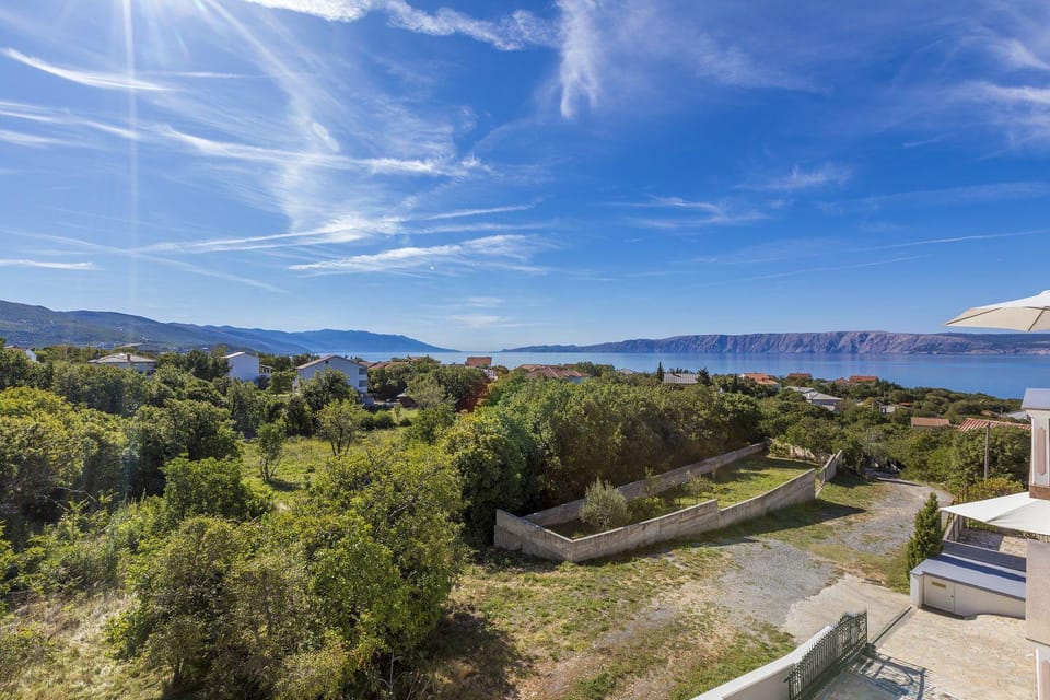 Idyllisches Apartment nur 470 Meter zum Strand mit Meerblick, Babybett - Hunde willkommen Apartment in Lika-Senj County