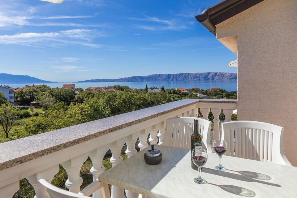 Idyllisches Apartment nur 470 Meter zum Strand mit Meerblick, Babybett - Hunde willkommen Apartment in Lika-Senj County
