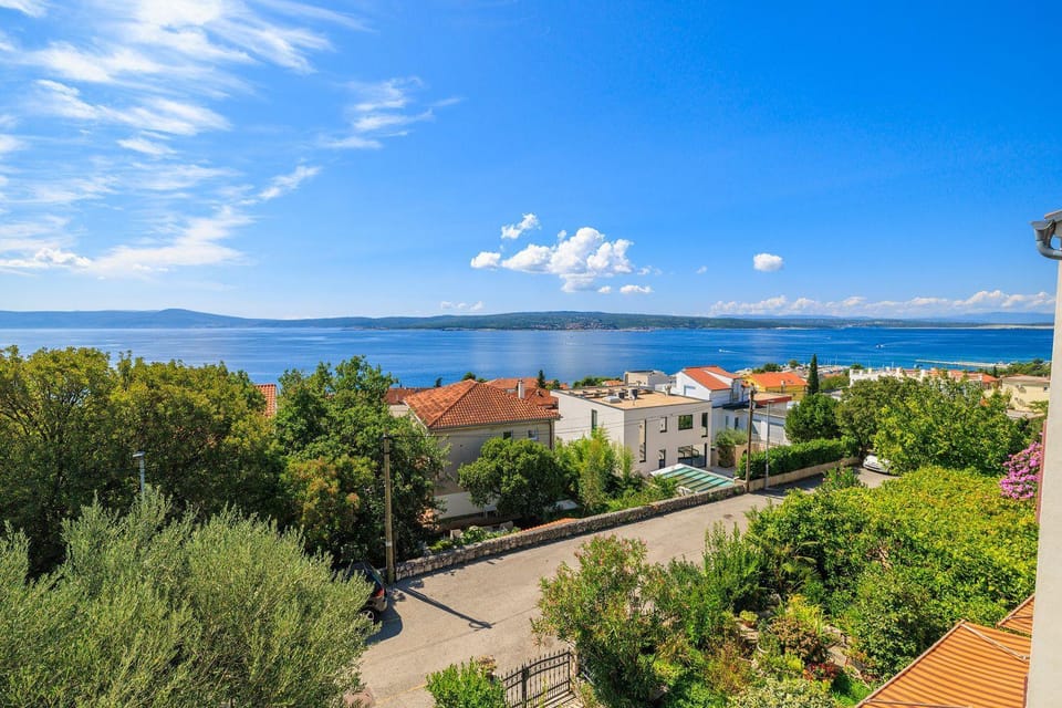 Großes Apartment nur 400 Meter zum Strand mit Meerblick, Grillplatz, WiFi, Klima Apartment in Crikvenica
