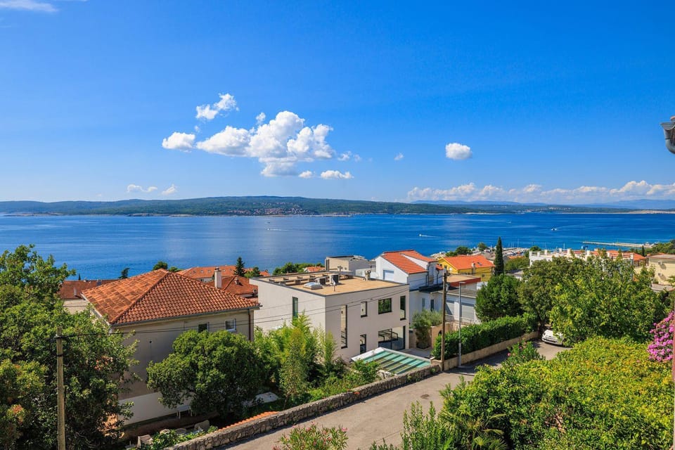 Großes Apartment nur 400 Meter zum Strand mit Meerblick, Grillplatz, WiFi, Klima Apartment in Crikvenica