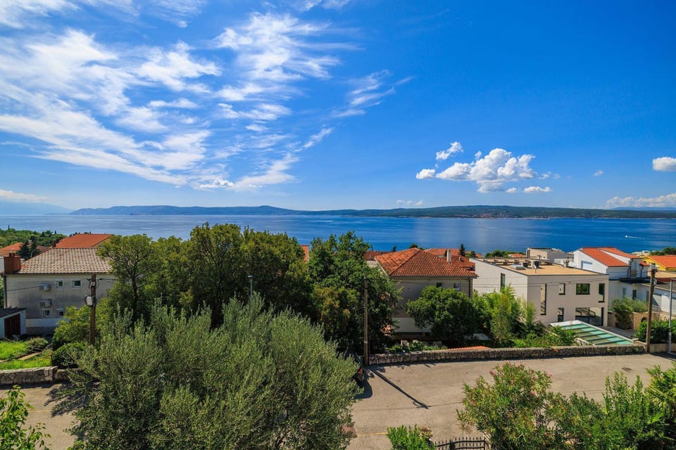 Großes Apartment nur 400 Meter zum Strand mit Meerblick, Grillplatz, WiFi, Klima Apartment in Crikvenica