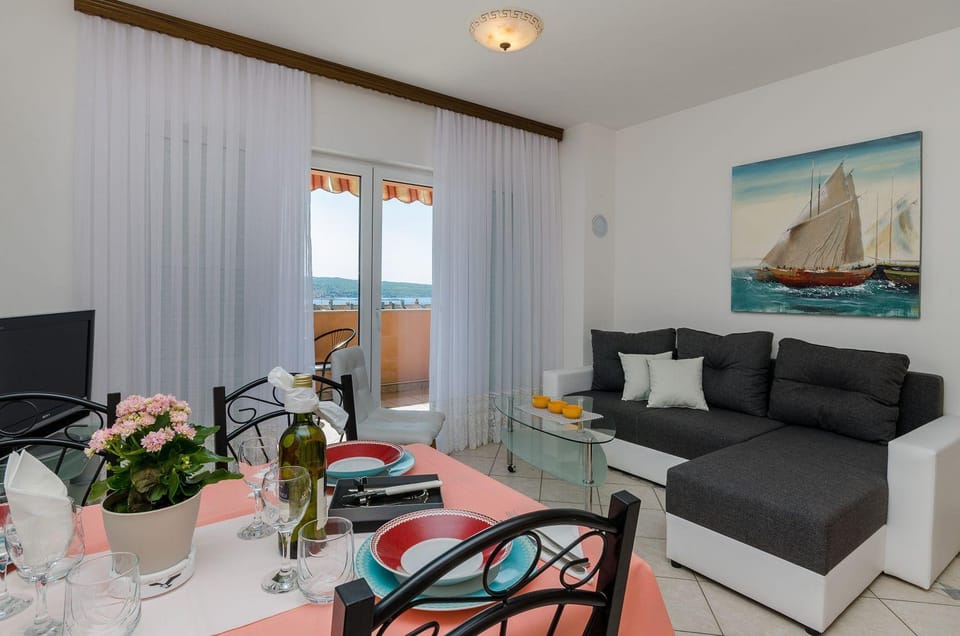 Helles Apartment nur 430 Meter zum Strand mit Meerblick, Garage, Waschmaschine Apartment in Crikvenica