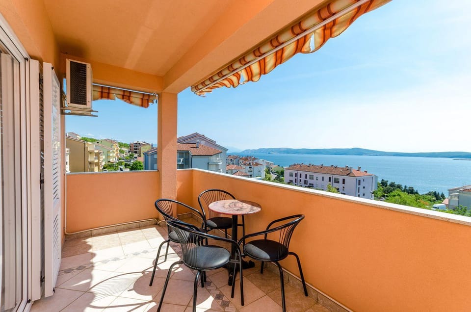 Helles Apartment nur 430 Meter zum Strand mit Meerblick, Garage, Waschmaschine Apartment in Crikvenica
