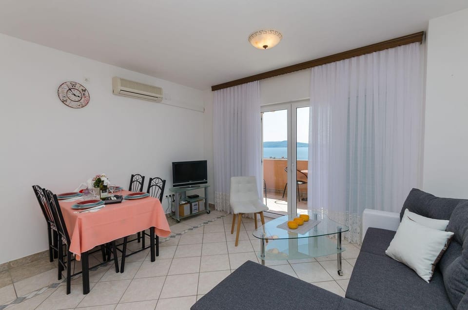 Helles Apartment nur 430 Meter zum Strand mit Meerblick, Garage, Waschmaschine Apartment in Crikvenica