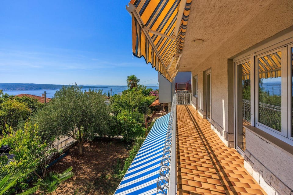 Komfortables Apartment nur 400 Meter zum Strand mit Meerblick, Grillbereich, Klima Apartment in Crikvenica