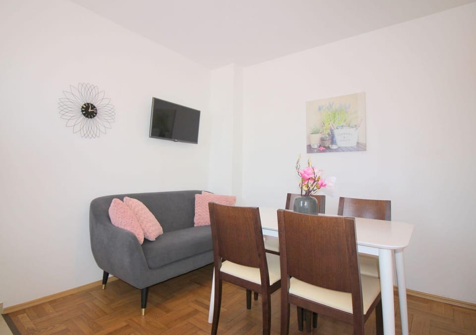 Lichtdurchflutetes Apartment nur 400 Meter zum Strand mit Meerblick, WiFi, Klimaanlage Apartment in Poreč