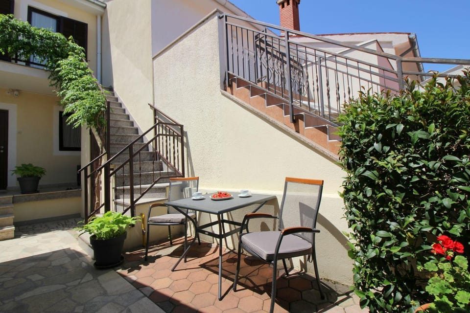 Lichtdurchflutetes Apartment nur 400 Meter zum Strand mit Meerblick, WiFi, Klimaanlage Apartment in Poreč