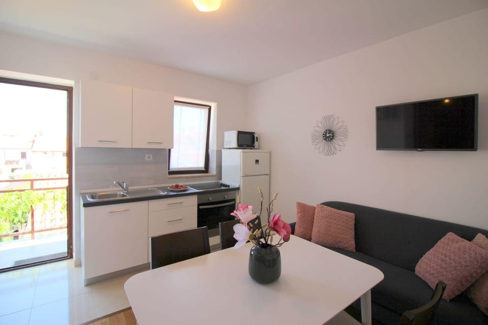 Lichtdurchflutetes Apartment nur 400 Meter zum Strand mit Meerblick, WiFi, Klimaanlage Apartment in Poreč