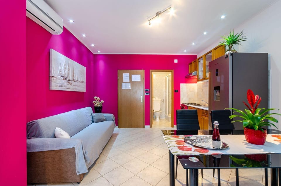 Lichtdurchflutetes Apartment nur 500 Meter zum Strand mit Meerblick, Grill, Parkplatz, WiFi Apartment in Crikvenica