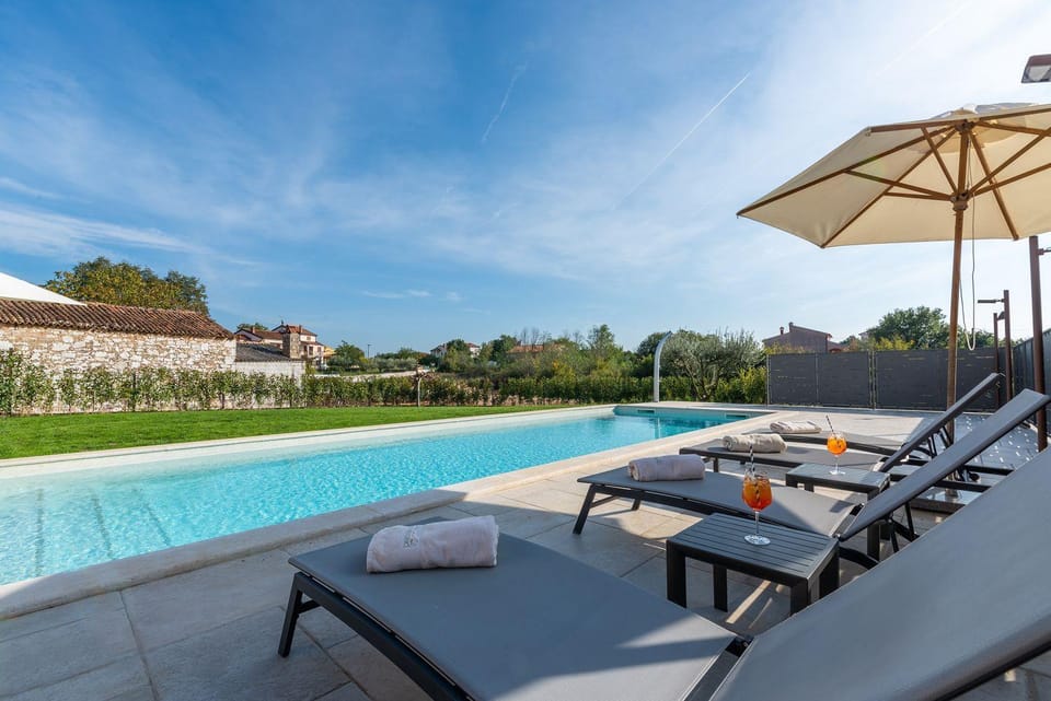 Atemberaubende Steinvila mit privatem Salzwasserpool mit bekannter Taverne ums Eck House in Istria County