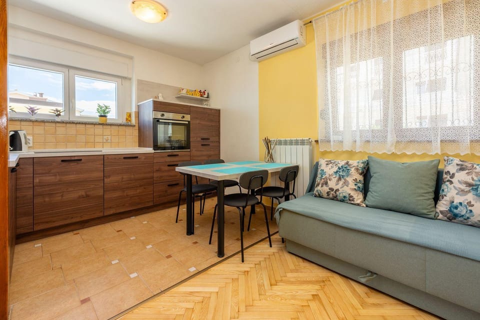 Beeindruckendes Apartment nur 200 Meter zum Sandstrand mit Panoramablick Apartment in Crikvenica