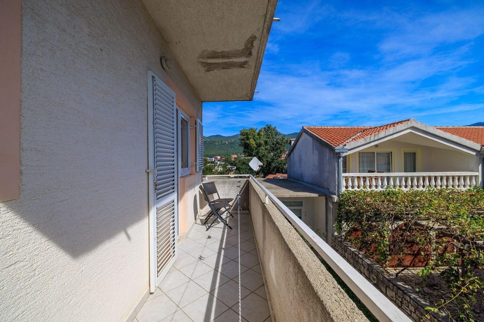 Beschauliches Apartment nur 300 Meter zum Strand mit Garten und Grill Apartment in Novi Vinodolski