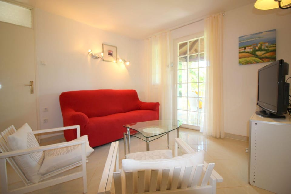 Hundefreundliches Ferienhaus mit mediterranem Garten und nur 650 Meter zum Strand House in Poreč