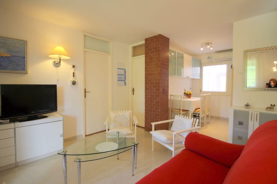 Hundefreundliches Ferienhaus mit mediterranem Garten und nur 650 Meter zum Strand House in Poreč