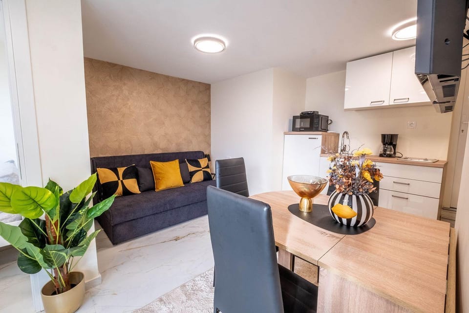 Lauschiges und zentrumsnahes Apartment mit Privatparkplatz und Waschmaschine Apartment in Novi Vinodolski