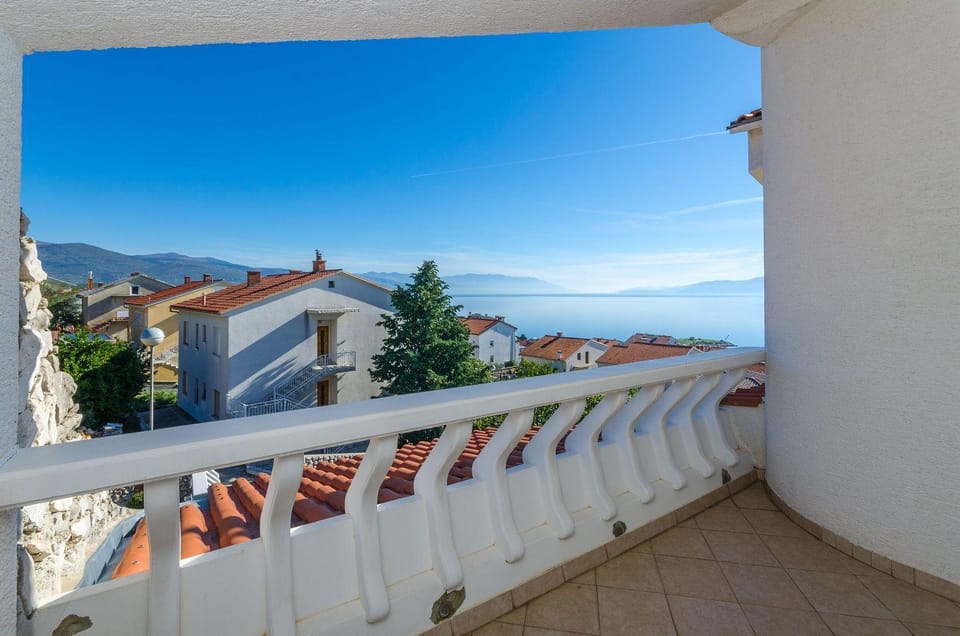 Traumhaftes Apartment mit beeindruckendem Meerblick und mediterranem Garten Apartment in Novi Vinodolski
