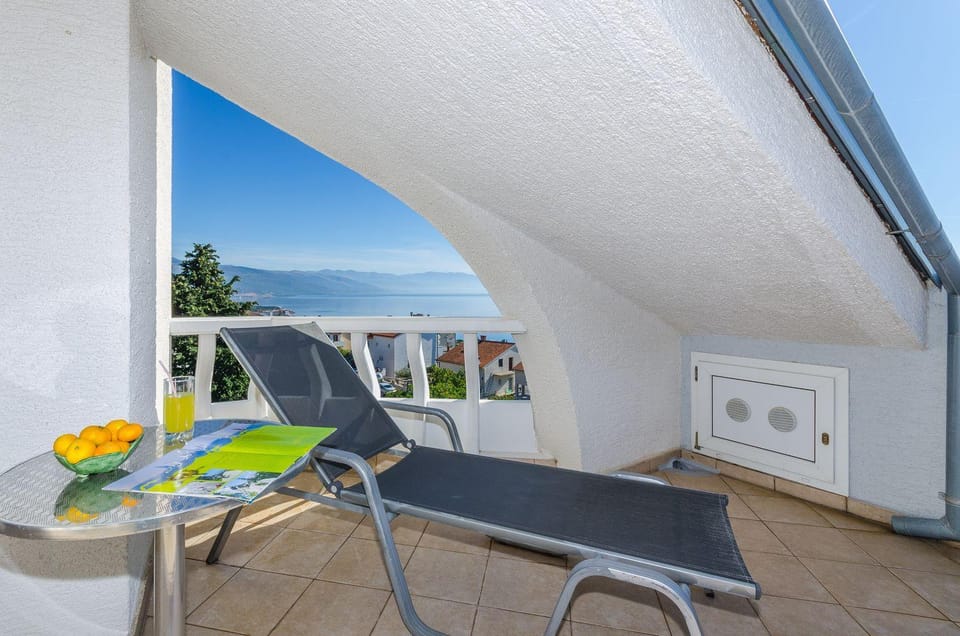 Traumhaftes Apartment mit beeindruckendem Meerblick und mediterranem Garten Apartment in Novi Vinodolski