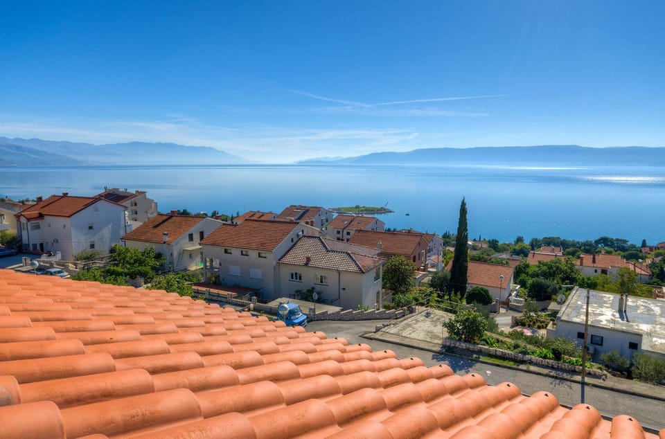 Traumhaftes Apartment mit beeindruckendem Meerblick und mediterranem Garten Apartment in Novi Vinodolski