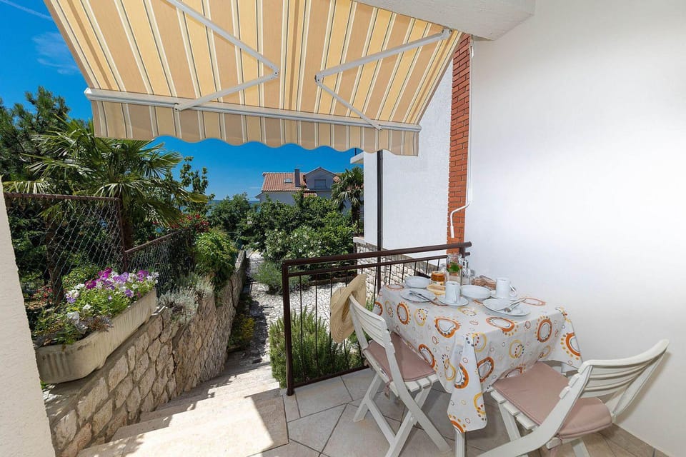 Malerisches Apartment nur 150 Meter zum Strand mit Privatparkplatz, Grill, Klima Apartment in Crikvenica