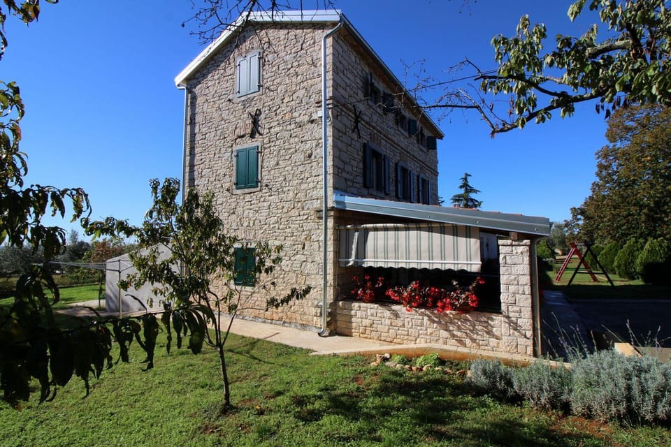 Authentisches Steinhaus mit Garten, Grill, Spielplatz, Trampolin House in Istria County