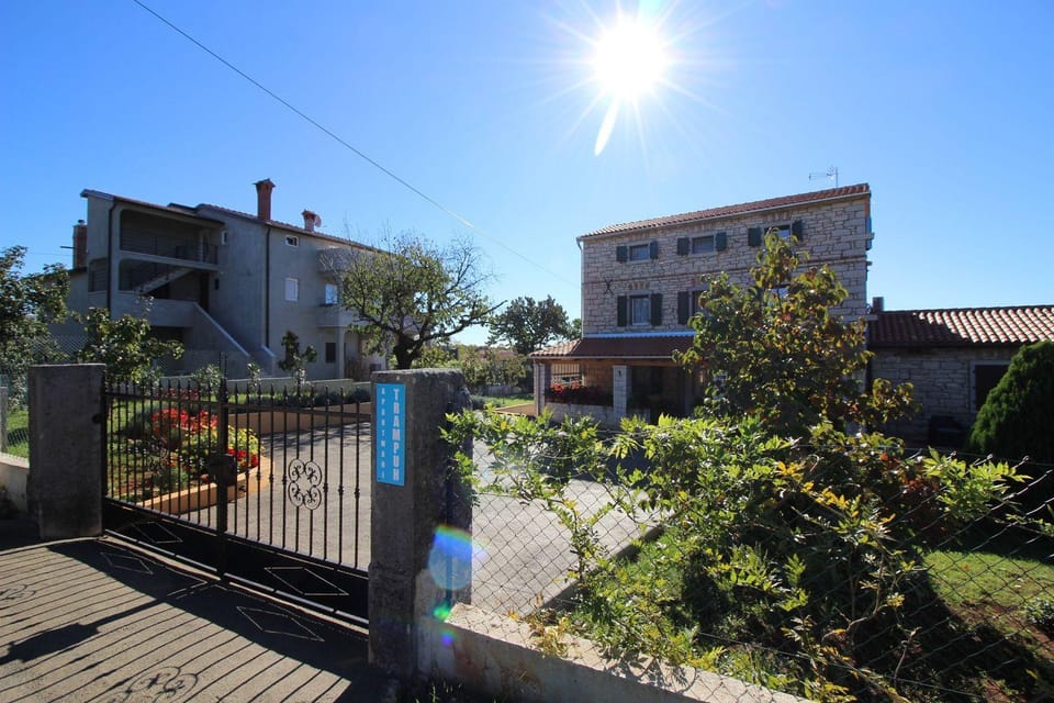 Authentisches Steinhaus mit Garten, Grill, Spielplatz, Trampolin House in Istria County