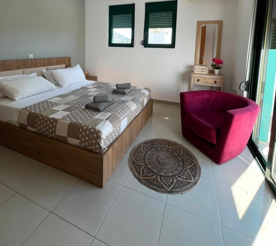 Bed, Photo of the whole room, Seating area, Bedroom, towels