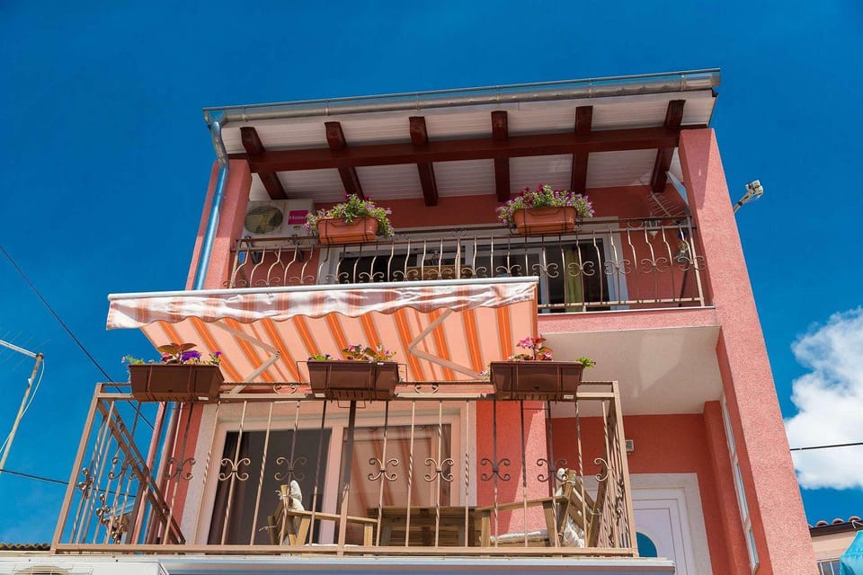 Romantisches Apartment nur 500 Meter zum Sandstrand mit Klima, WiFi, Waschmaschine Apartment in Crikvenica