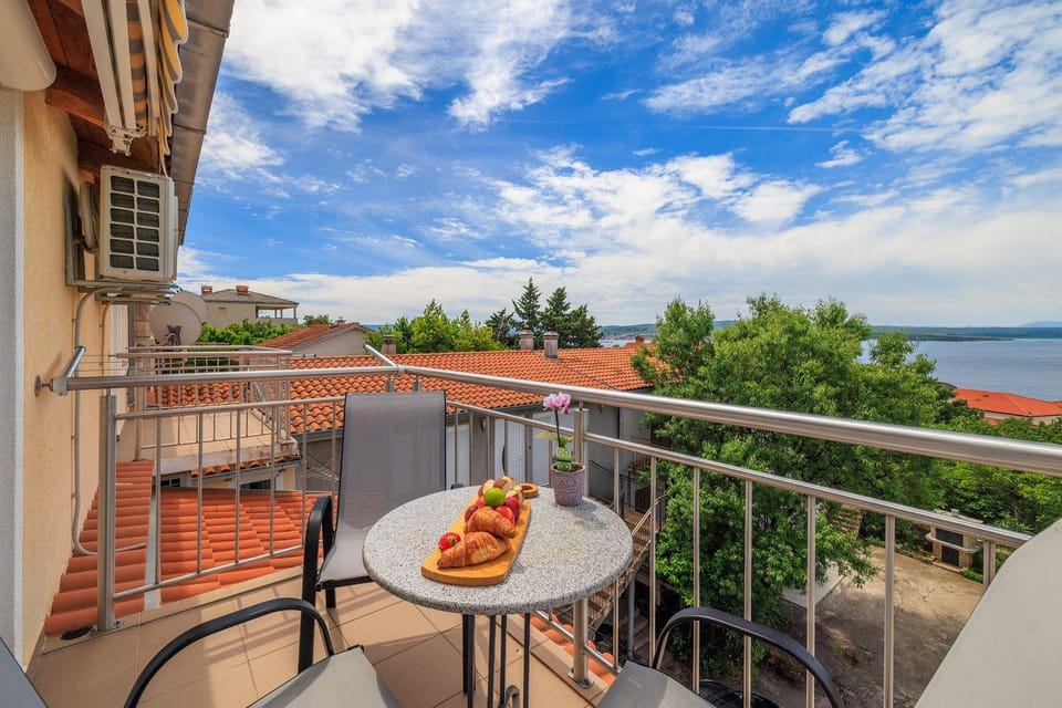 Helles Apartment nur 510 Meter zum Sandstrand mit Meerblick und Waschmaschine Apartment in Crikvenica
