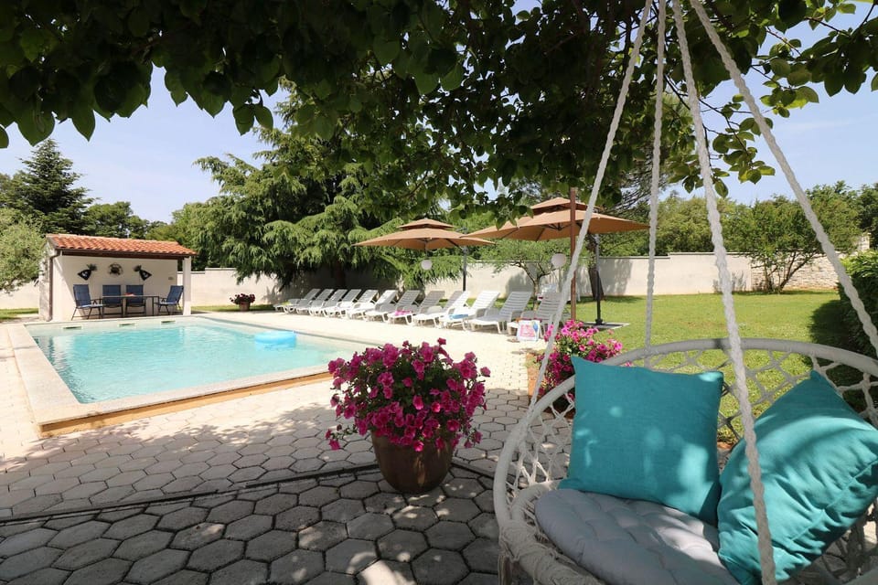 Cozy Apartment mit Pool, BBQ-Bereich, Kinderspielplatz, Babybett, Parkplatz, Klima Apartment in Poreč