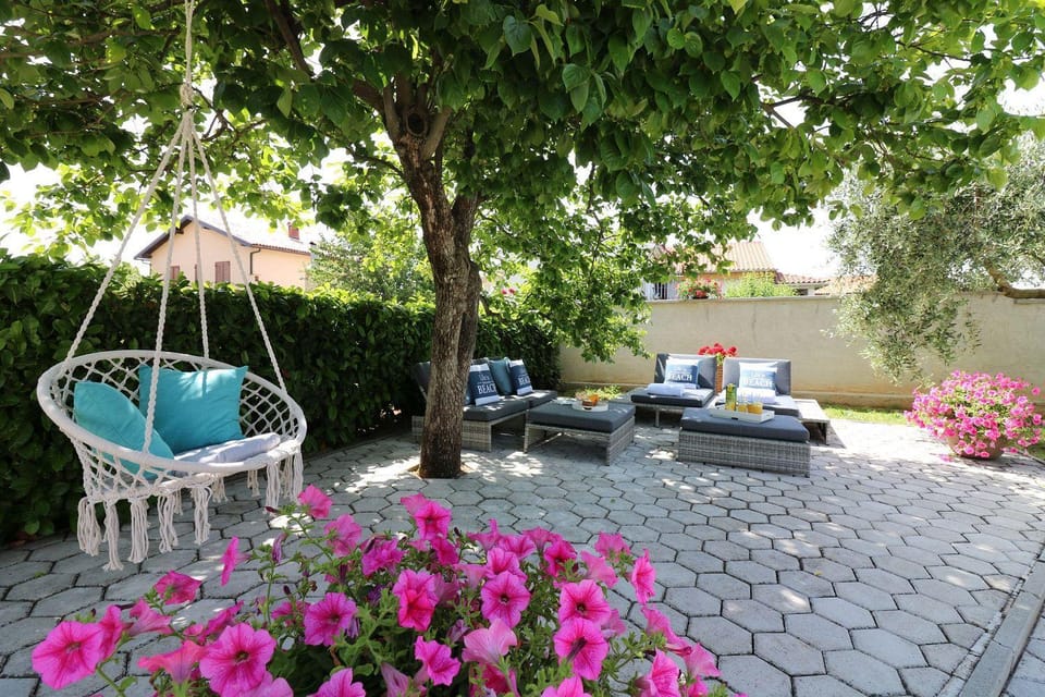 Cozy Apartment mit Pool, BBQ-Bereich, Kinderspielplatz, Babybett, Parkplatz, Klima Apartment in Poreč