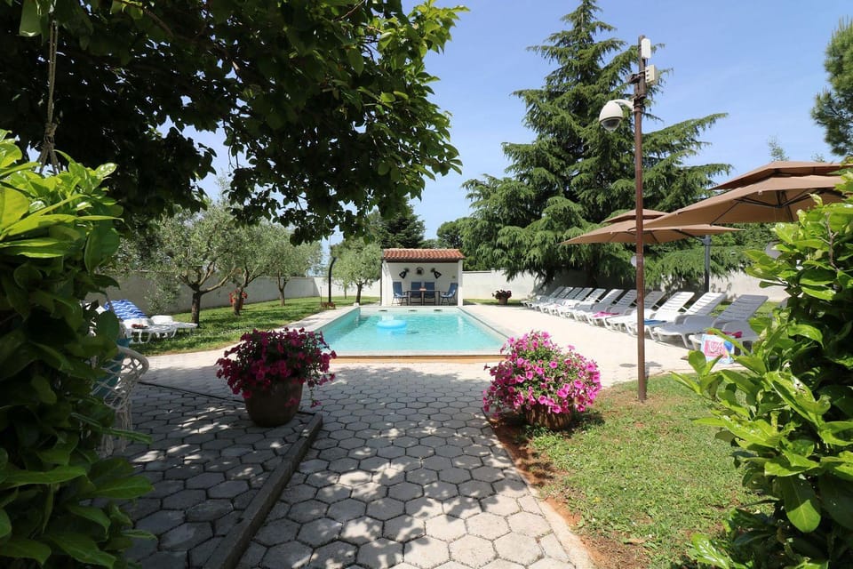 Besonderes Apartment mit Pool, Babybett, Garten, Grill, Kinderspielplatz, Parkplatz Apartment in Poreč