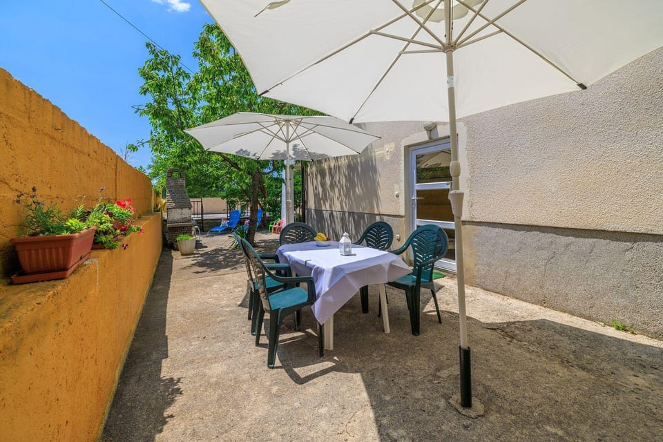 Komfortables Apartment nur 300 Meter zum Strand mit Liegestuhl, BBQ, Parkplatz Apartment in Primorje-Gorski Kotar County