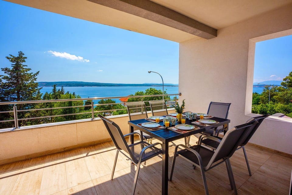Modernes Apartment nur 100 Meter zum Strand mit Grillplatz, Meerblick, Klima Apartment in Crikvenica